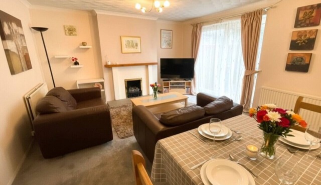 Modern House nr Cambridge with Parking & Garden
