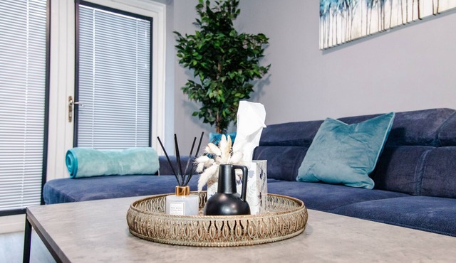Modern Large Home - FREE PARKING, CONTRACTORS, FAMILIES. DISCOUNTS AVAILABLE