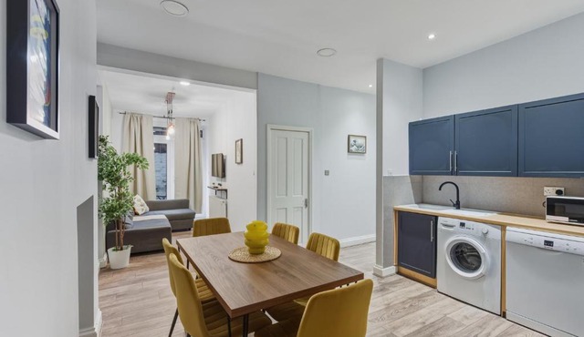 Modern London Olympia Exhibition 2 Bedrooms & Patio