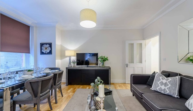 Modern Lower Ground Three Bedroom Apartment in Hammersmith