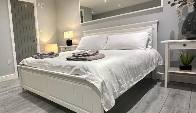 Modern Luxury Private Detached 1 Double Bedroom Studio Apartment - Super Fast Wifi