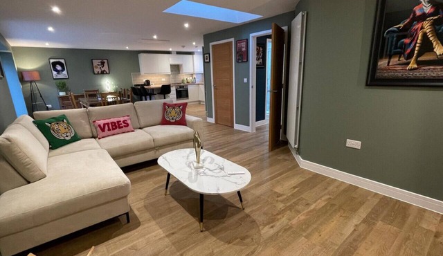 Modern New Build 3-Bed House near Science Park