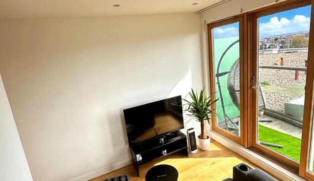 Modern Prime Apartment - 20 mins to Central London - 15 mins to Gatwick Airport