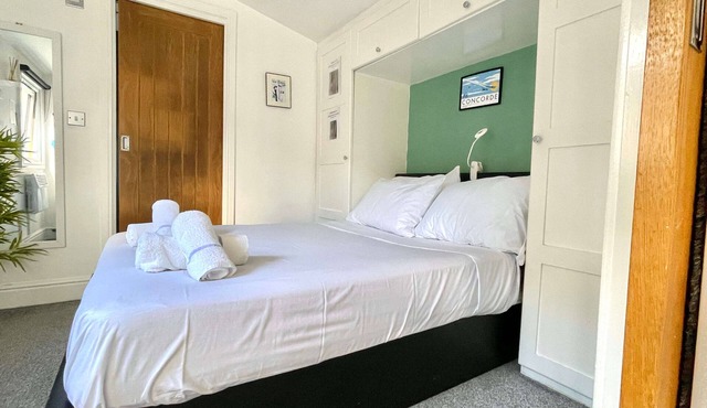Modern Private Guest Suite Near Heathrow Free Parking & Garden