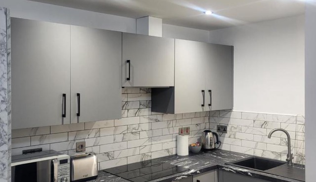 Modern Serviced Studio - Affordable Luxury with Free WIFI Free Parking Flat Screen Smart TV