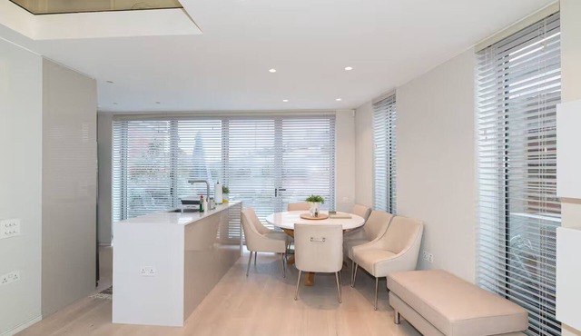 Modern Smart Home with Garden, close to Richmond - Pass the Keys