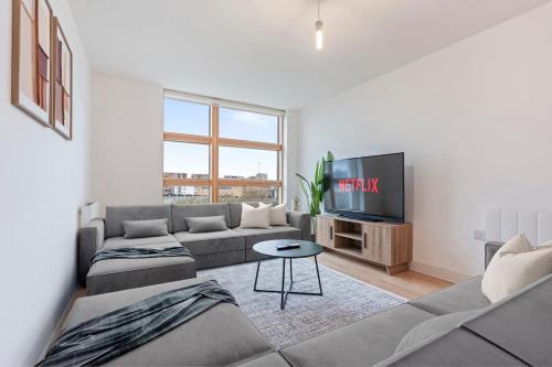 Modern & Spacious 1BR Flat - Sleeps Up to 6