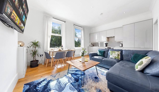 Modern Spacious 2-bedroom apartment near Richmond Park and River Thames