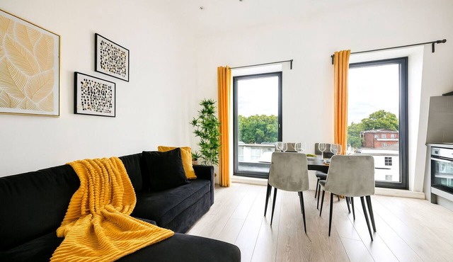 Modern Spacious Flat w/Balcony | Ealing Broadway, 15min Central