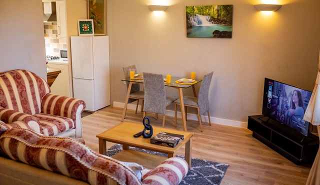 Modern Spacious 2 Bed Apartment Wolverhampton with Free Secure Parking