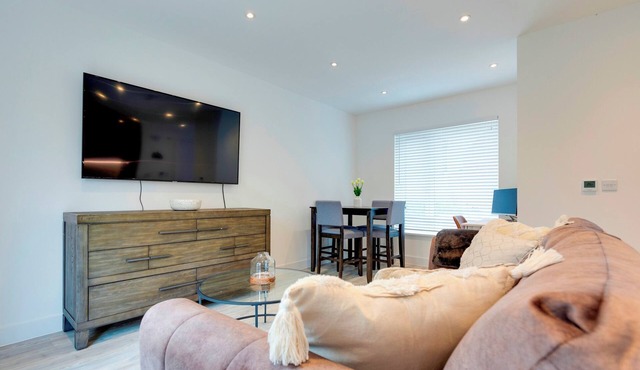Modern Spacious Townhouse, Free Parking EV Station| Pass the Keys