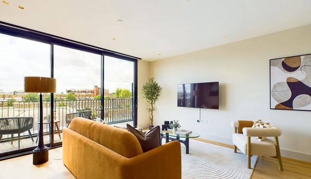 Modern St Pancras Apartment with Large Balcony