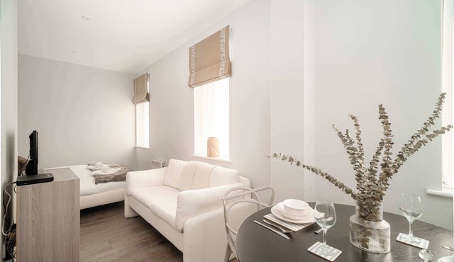 Modern Studio Apartment in Waterloo, Liverpool