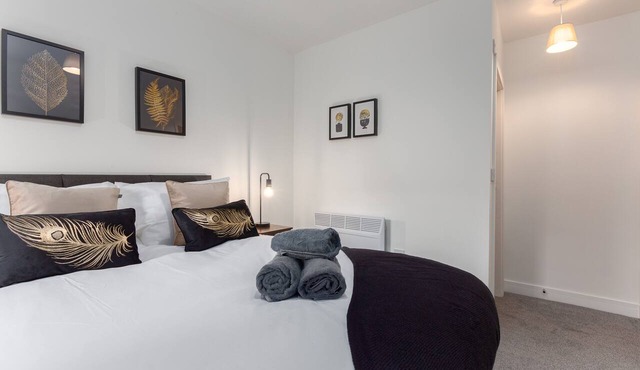 Modern Two Bed Apartment, Sleeps 5, Central location