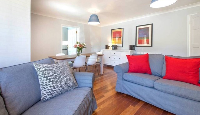 Modern, Warm, Secure and Comfortable Oxford Apartment with easy access to City