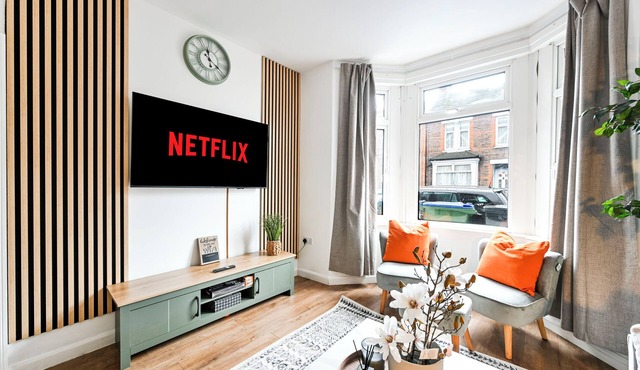 Modern Watford Hub | 4 bedroom/sleeps 8 | 25 Mins to London + 5 Mins to Center