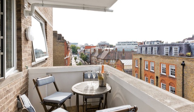 Modern Westminster Flat with Balcony Views, Walk to Big Ben & West End