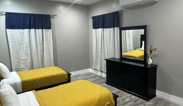 Morden spacious Town House w/jacuzzi , free parking, and free WiFi