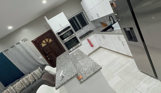Morden spacious Townhouse /w jacuzzi, free parking, WiFi, and back patio