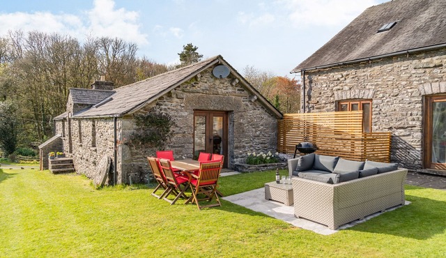 MORESDALE BANK COTTAGE, family friendly, with open fire in Kendal
