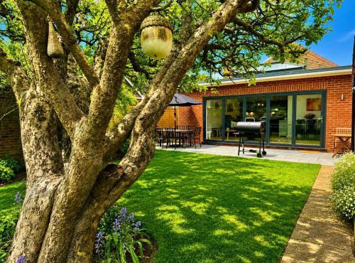 Mudeford Coastal Retreat - Parking - Walk to Beach - Pet Friendly - Sleeps 6