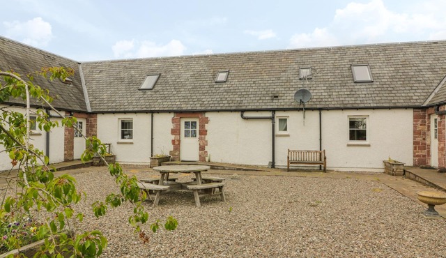 MUIR IOSAL, pet friendly, with a garden in Blairgowrie