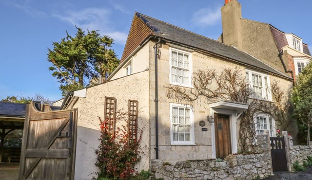 MYRTLE COTTAGE, pet friendly, character holiday cottage in Wyke Regis