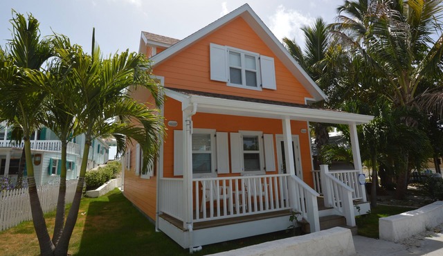 Nana's Cottage:A charmingly peaceful cottage right in the heart of Hope Town!