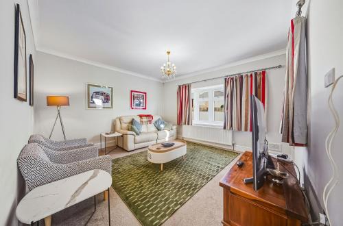 Nancy's 3 bedroom house near Heathrow Airport