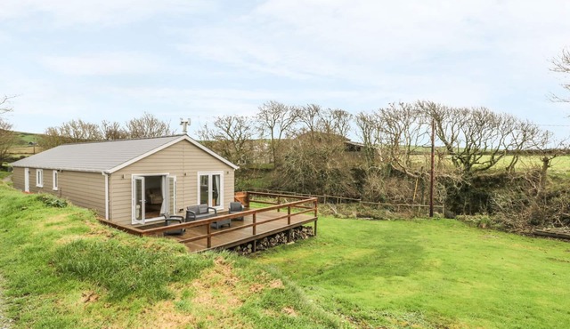 NANT Y FELIN LODGE, pet friendly, with open fire in Aberdaron