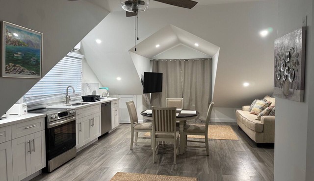 Nassau Hideaway: Steps away from the beach, Down Town, Cable Beach, PI & more.