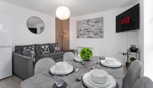 Near LFC & Stadiums | W/M | Off-Street Parking