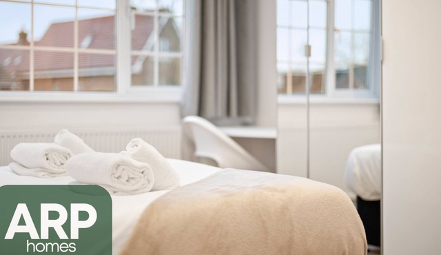 Near Town Centre, Big Patio, Free Parking Sleeps 8