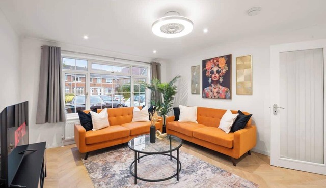 Near Town Centre, Big Patio, Free Parking Sleeps 8