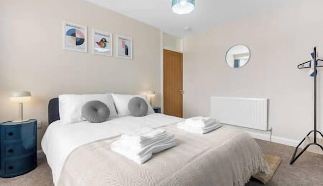 NEC Birmingham Airport Modern Village Retreat, Sleeps 7, Free Parking