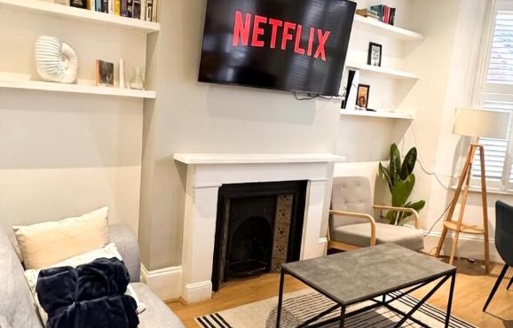 NEW! 2 bedroom Flat, Free Parking, PS5 and Netflix, ideal for professionals, relocators and families 1 minute to the centre and station