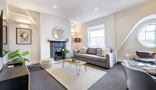 NEW! 2Bed/3Beds/1Bath/Cov Gd Piazza/1 min subway