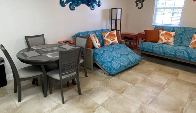 New Apartment with Free Golf Cart 3 Minute walk to Beach