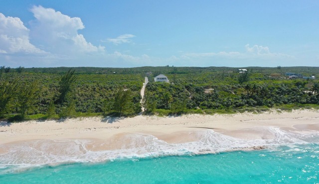 New Banks Road Estate w/Htd Pool, Pink Sand Beach, Walk to Restaurant/Bar