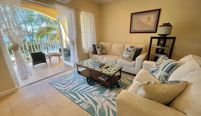 NEW Beachfront Condo, 5 minutes from airport and 2 mins away from Caves Village.