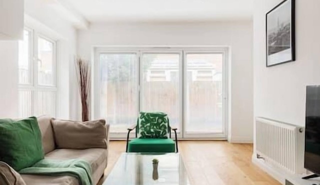 New! Bright 2BR Flat with Patio