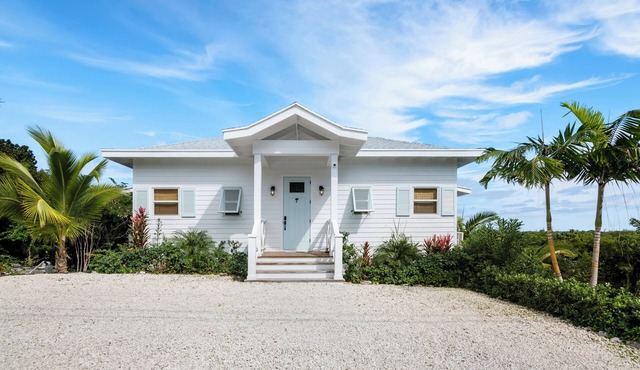 New chic 2 Bed/2Bath w/Ocean Views. Prime Location minutes to Beaches & Town.