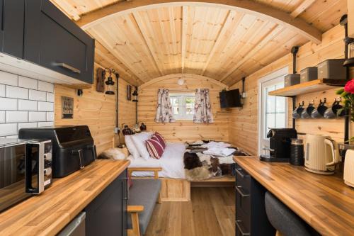 New Chic Shepherds Hut in Bourton on the Water