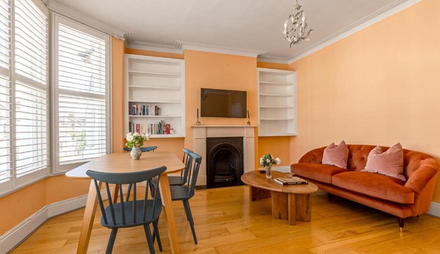 New! Cosy 2BR Victorian Flat, Mins to Tube