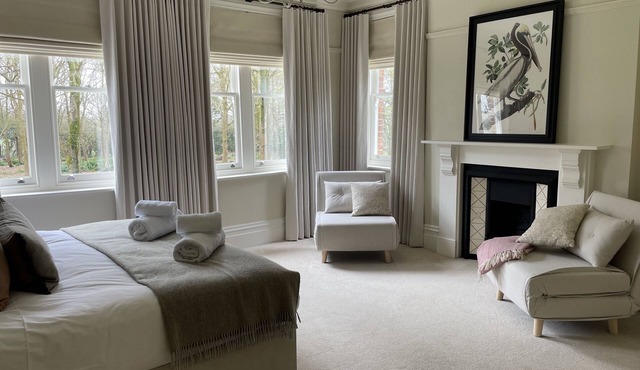 NEW Exquisite & Stylish Country Home, Spa Pool, Huge Grounds, Sleeps up to 16,