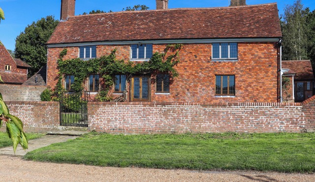 NEW HOUSE FARM, pet friendly, with open fire in Bodiam