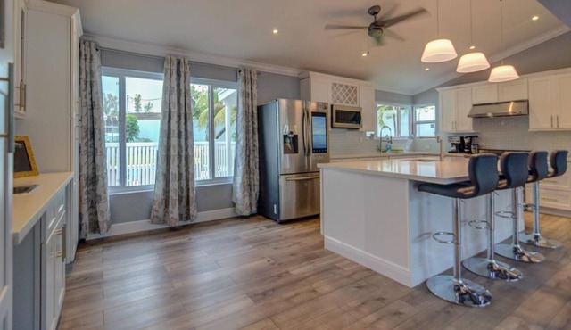 NEW!! LARGE, MODERN and OPEN Floor Plan / Great Location / Beach / Safe / Family