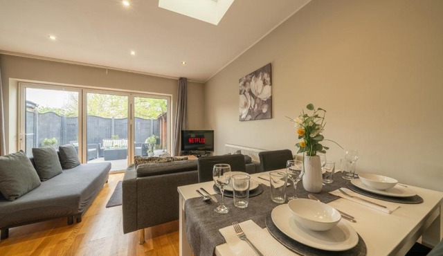 New! Lovely 2 Bed Serviced Apartment with free parking
