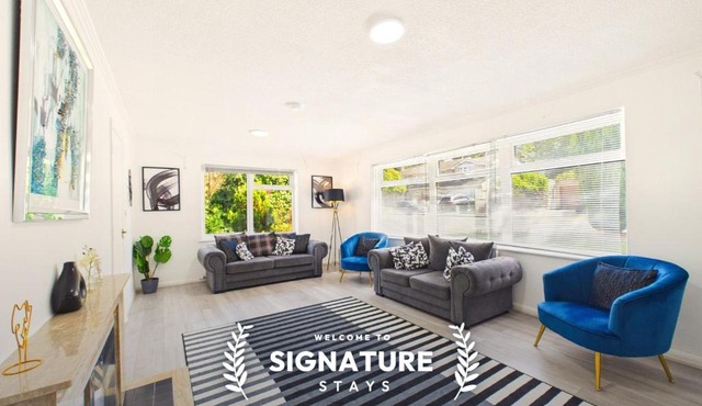 NEW Modern & Spacious Home in Oadby By Signature Stays - FREE Parking