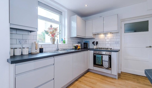 NEW! Spacious Home, Ideal for Groups, FREE Parking!